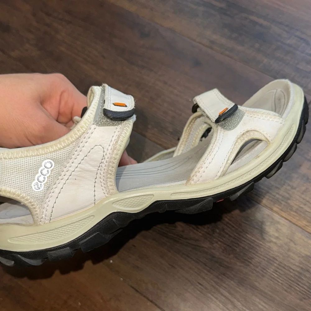 Ecco Women's Cream and Black Sandals